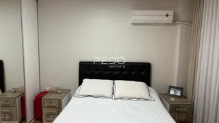 Quarto com cama e móveis de madeira em um imóvel.
