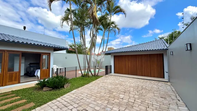 Fachada de uma residência em Lajeado, Brasil, com entrada e jardim.