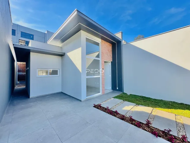 Fachada moderna de uma residência com design contemporâneo em Lajeado, Brasil.