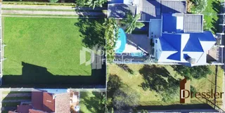 Fachada de uma residência em Lajeado, Brasil com jardim verde.