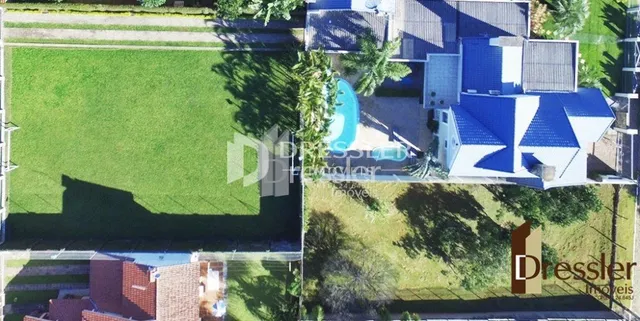 Fachada de uma residência em Lajeado, Brasil com jardim verde.