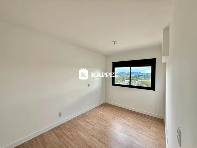 Ambiente interno com piso de madeira e vista panorâmica da paisagem.