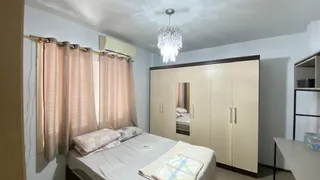Quarto com cama e armário de madeira em um ambiente claro.