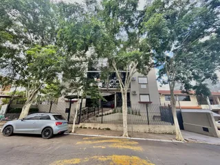 A fachada de um imóvel em Lajeado, Brasil, com vegetação densa.