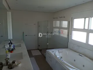 Foto de um banheiro moderno com banheira e vidro.