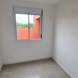 Foto de um cômodo interno com uma janela que dá para o exterior.
