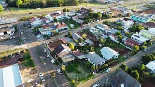 Vista aérea de uma área residencial em Lajeado, Brasil, mostrando várias propriedades.