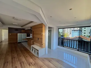 Sala de estar com piso de madeira e vista para a varanda.