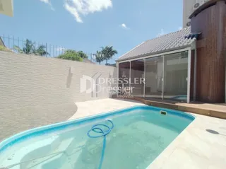 Foto da área da piscina de uma residência em Lajeado, Brasil.