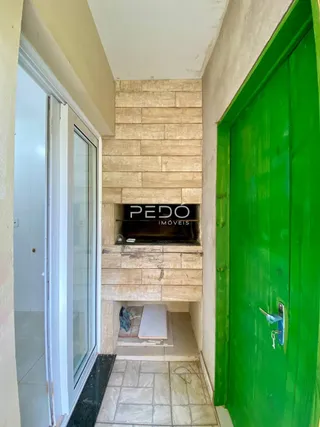 Hall de entrada com parede texturizada e porta verde vibrante