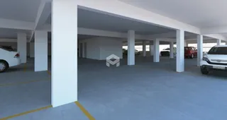 Foto de uma área interna com colunas de concreto em um imóvel.
