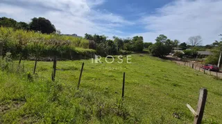 Campo gramado com cerca de madeira e árvores em Lajeado.