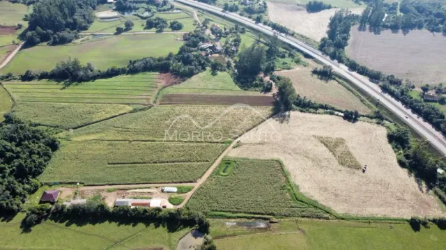 Vista aérea de campos agrícolas e estrada em Lajeado, Brasil.