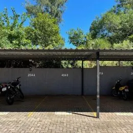 Foto de uma área externa pavimentada com estrutura de pergolado.