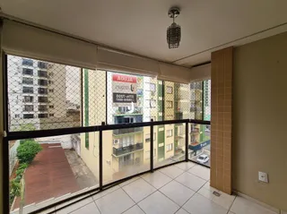 Vista da sala de estar com vista para o pátio externo.