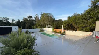 Vista da área externa com piscina e pátio em Lajeado, Brasil.