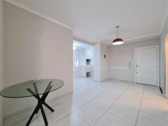 Ambiente interno com piso de cerâmica e mesa de vidro.