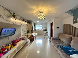 Sala de estar moderna com piso claro e decoração contemporânea.