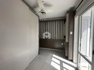 Hall de entrada com piso de cerâmica e parede clara.