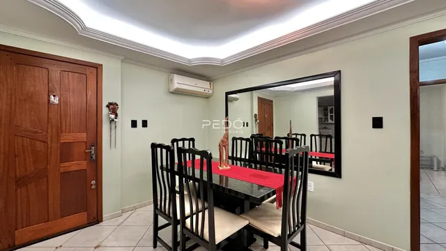 Uma sala de jantar com mesa e cadeiras em um imóvel em Lajeado.