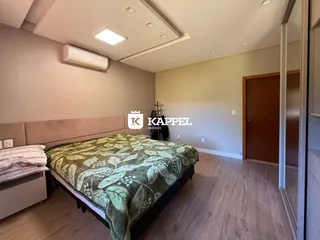 Quarto com cama e ar condicionado em um imóvel.