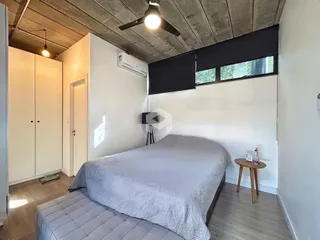 Quarto com cama e armário em ambiente interno.