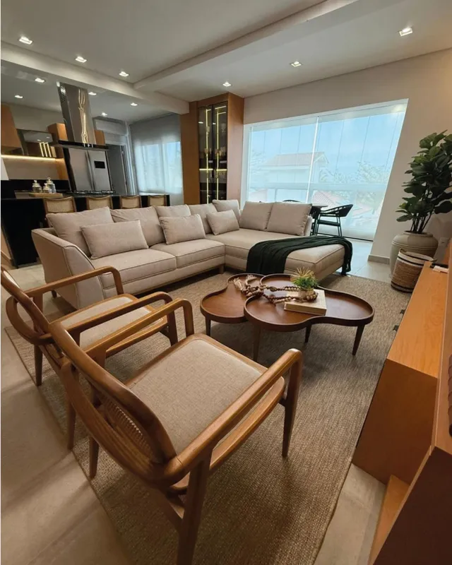 Sala de estar ampla com sofá e móveis de madeira.