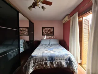 Foto de um quarto com cama e armário em um imóvel no Brasil.