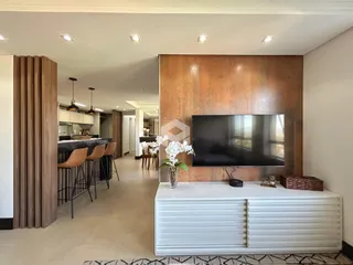 Ambiente de sala de estar e cozinha em um apartamento no Brasil.
