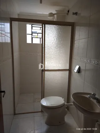 Foto de um banheiro interno com azulejos brancos.