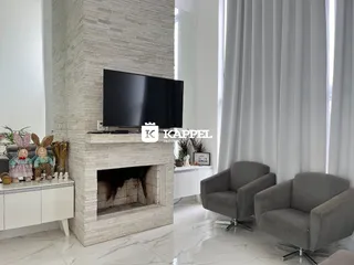 Sala de estar moderna com lareira de tijolos e sofás cinzas.