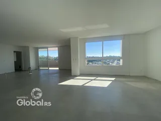 Ambiente interno amplo com grande janela de vista para a paisagem.