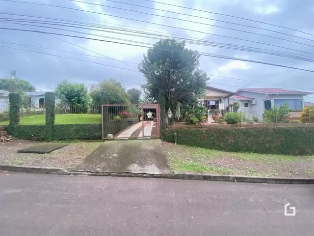 Vista da fachada de uma propriedade com portão de ferro e cerca em Lajeado.