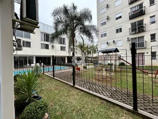 Vista do quintal e piscina de uma residência em Lajeado, Brasil.