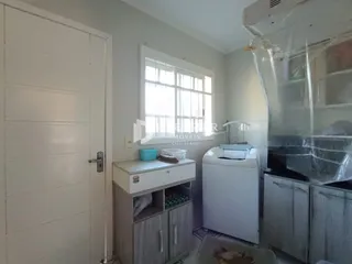 Foto de um cômodo interno com janela e armários brancos.