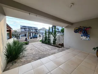 Vista da área externa pavimentada de uma residência em Lajeado.