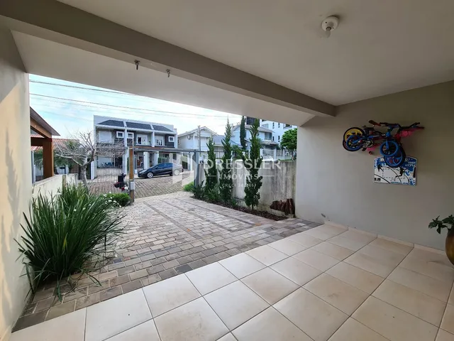Vista da área externa pavimentada de uma residência em Lajeado.