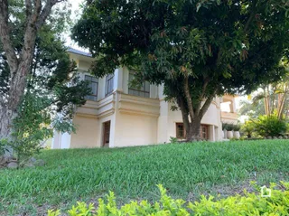 Fachada de uma residência em Lajeado, Brasil, vista através de vegetação.