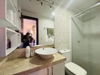 Banheiro com pia e box de vidro em um imóvel no Brasil.