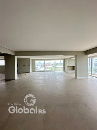 Vista interna de um espaço amplo com piso de concreto.