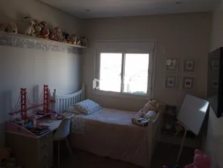 Foto de um quarto com cama e janela em uma residência.