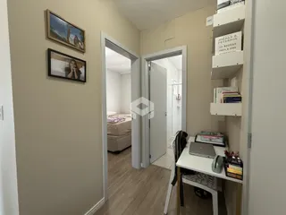 Esta é uma foto de um corredor interno de uma residência.