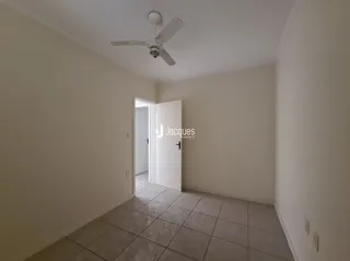 Interior de um corredor com piso de cerâmica claro.