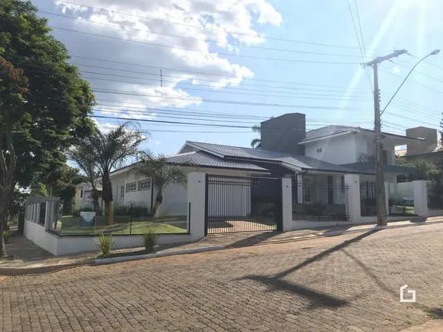 Fachada de uma residência em Lajeado, Brasil, com portão de metal.