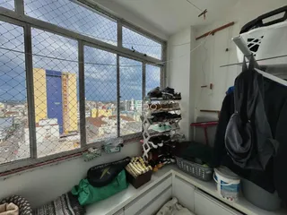 Vista da janela de um imóvel em Lajeado, Brasil, mostrando uma paisagem urbana.