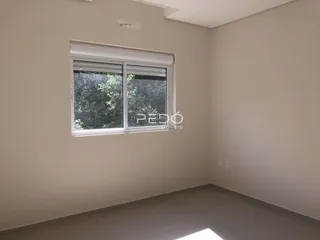 Foto de um cômodo interno com janela de vidro.