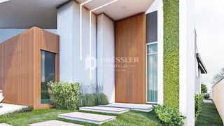 Fachada moderna de uma residência em Lajeado, Brasil, com revestimento de madeira e jardim vertical.