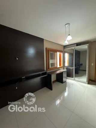 Vista interna de um corredor com revestimento de madeira escura e piso de cerâmica clara.