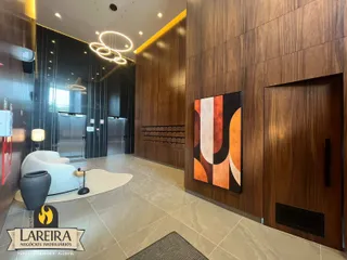 Corredor moderno com revestimento de madeira e iluminação contemporânea.