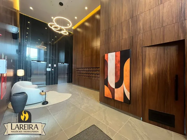 Corredor moderno com revestimento de madeira e iluminação contemporânea.
